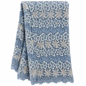Dentelle bleu gris à fleurs blanches