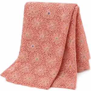 Dentelle rose poudré à rosaces perlées