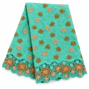 Tissu turquoise brodé à bordure florale